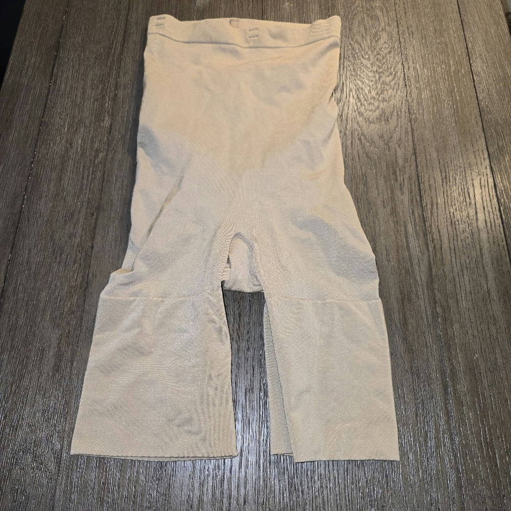 Spanx Sz. Large Nude Shapewear Shorts